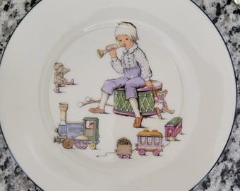 Plato de colección especial Lenox: Niño con trompeta, tambor y tren.