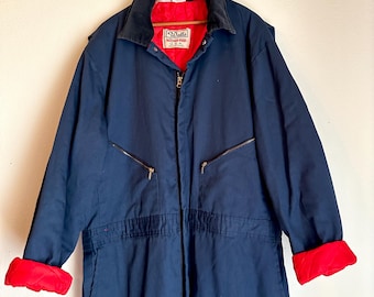 Mono de trabajo acolchado azul marino estilo vintage de los años 50-60, ideal para el invierno. Forrado en nailon rojo. Cuello de pana negra.
