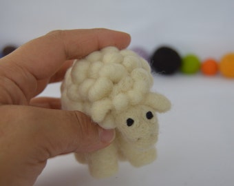Needle felted white sheep, needle felting, needlefelt, handmade, sheep wool, felted sculpture sheep