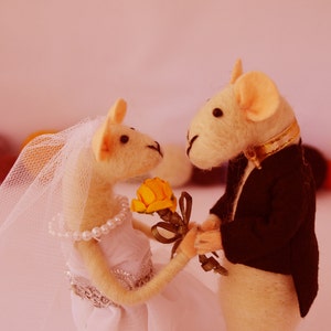 Just married, Needle felted mouse, Felted mice wedding, wedding cake, mouse groom and bride, felted sculpture couple