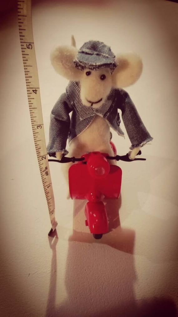 Needle felted mouse Motocycle, Mouse,  Mouse motocycle,  Needle feting, Needlefelt, Handmade, Sheep wool, Felted sculpture