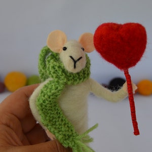 Needle felted mouse, mouse with heart, valentines day, needlefelt, white mouse, handmade, sheep wool, felted sculpture