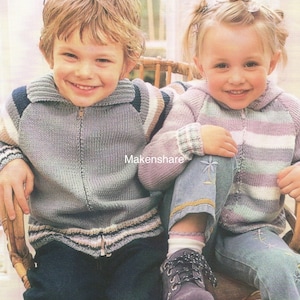 Peut inclure: Deux enfants portant des pulls zippés en tricot. Le garçon porte un pull gris à rayures blanches et bleues. La fille porte un pull rayé rose et blanc. Les deux enfants sourient.