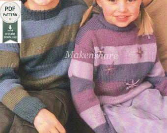 Könnte beinhalten: Zwei gestrickte Pullover in einer PDF-Anleitung. Ein Pullover zeigt horizontale Streifen in Blau- und Olivgrüntönen. Der andere Pullover weist horizontale Streifen in Lila- und Rosatönen auf, die mit gestickten Blumenmotiven verziert sind.