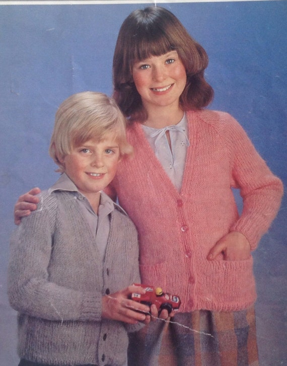 DK Knitting Pattern Boys Girls School Cardigan Size 22//30/"