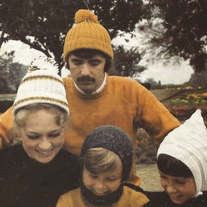 Peut inclure: Une famille portant des bonnets en tricot. Le père porte un pull jaune et un bonnet marron avec un pompon blanc. La mère porte un bonnet rayé blanc et marron avec un pompon blanc. Les deux enfants portent des bonnets blancs et gris.