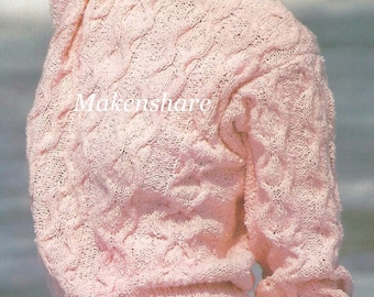 Könnte beinhalten: Ein rosa gestrickter Pullover mit einem Zopfmuster. Der Pullover hat einen runden Ausschnitt und lange Ärmel.