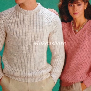 Puede incluir: Dos jerséis de punto, uno blanco y otro rosa, con cuello redondo y cuello en V, respectivamente. Ambos jerséis tienen una textura de canalé.