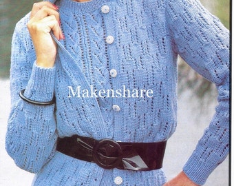 Könnte beinhalten: Hellblauer Strickcardigan mit Kragen und langen Ärmeln. Der Cardigan hat ein strukturiertes Muster, dekorative Knöpfe und einen schwarzen Gürtel. Der Text "Makenshare" ist auf dem Kleidungsstück zu sehen.