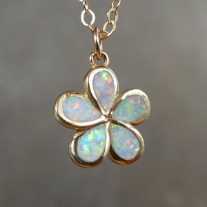 Weißer Opal Blumen Anhänger, Opal Halskette, Minimalist Halskette, Gold Anhänger, zierliche Halskette, Geschenk für sie, Minimalist Schmuck
