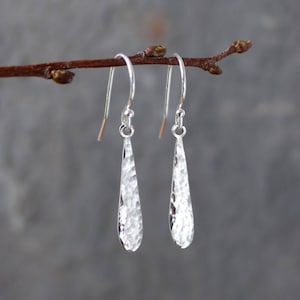 Gehämmerte Silberohrringe: Minimalistischer Schmuck