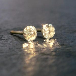 Feine 14k Gold Filled Punkt-Ohrstecker: Minimalistische Ohrstecker