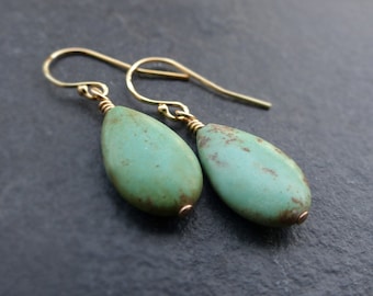 Brincos em formato de gota com turquesa: banhados a ouro 14K, ouro 18K ou prata de lei 925.