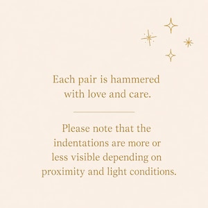 Op de afbeelding: Een lichtbeige afbeelding met gouden tekst: Each pair is hammered with love and care. Please note that the indentations are more or less visible depending on proximity and light conditions. Drie gouden sterren staan bovenaan.