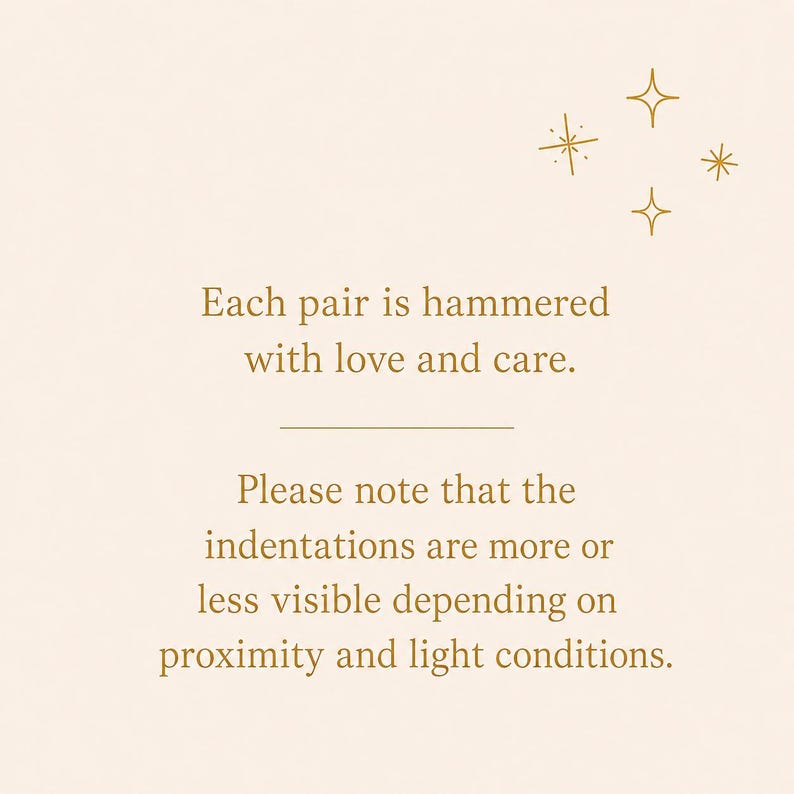 Op de afbeelding: Een lichtbeige afbeelding met gouden tekst: Each pair is hammered with love and care. Please note that the indentations are more or less visible depending on proximity and light conditions. Drie gouden sterren staan bovenaan.