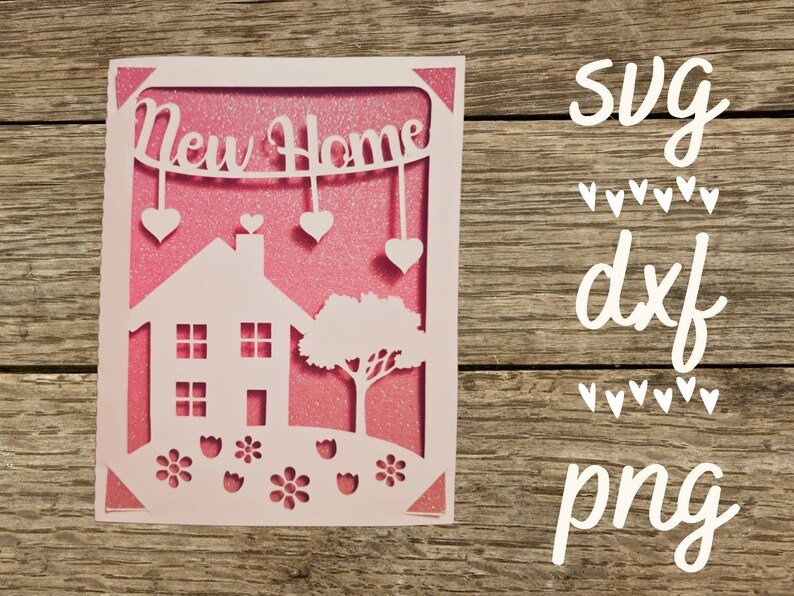 Pode incluir: Um cart&atilde;o branco com um fundo de glitter rosa e um design recortado de uma casa, uma &aacute;rvore, flores e uma faixa que diz "Nova casa".