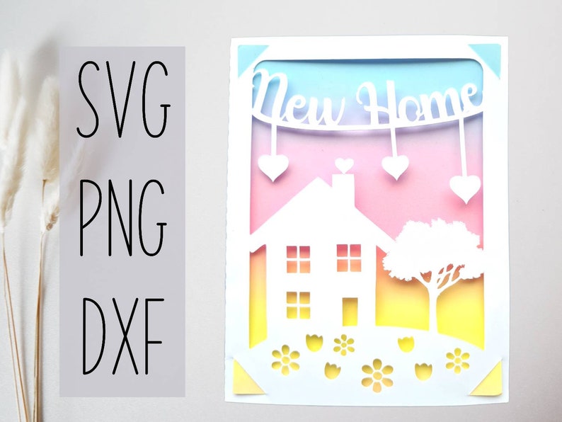Pode incluir: Um cart&atilde;o branco com um design recortado de uma casa, uma &aacute;rvore, flores e uma faixa que diz "New Home". O fundo &eacute; um degradado de rosa, amarelo e azul.
