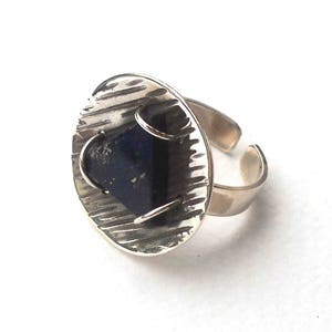 Lapislazuli Dreieck Ring, Sterling Silber Dreieck Ring, Domed Ring, Lapislazuli Ring, geometrische Ring, Lapis Lazuli Edelstein, Geschenk-Ring