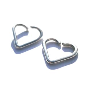 Sterlingzilveren hartkraakbeenoorbel – Daith, Helix, tragus piercing hoepel, toren, wenkbrauw, schelp, knus, oorring, bovenoor, cadeau voor haar
