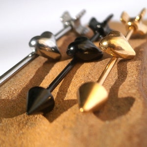 Pendiente de oreja superior con piercing en forma de flecha, estilo industrial, calibre 16, con forma de flecha, estilo minimalista, unisex, para hombre y mujer, regalo moderno para ella