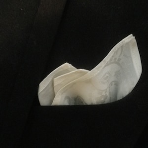Fazzoletto da taschino in pura seta di lusso color avorio chiaro con trama jacquard, incartato come regalo, superbo ed elegante regalo per occasioni speciali, matrimoni, eventi formali