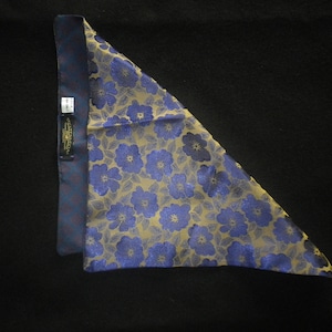 Fazzoletto da taschino reversibile in seta a due lati, vivace motivo floreale viola con blu navy classico intenso, incartato come regalo, fantastico regalo speciale