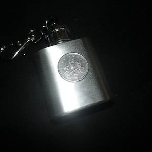 5e anniversaire 5 pence une once flacon de liqueur miniature en acier inoxydable / porte-clés, beau cadeau d’occasion spéciale inhabituel