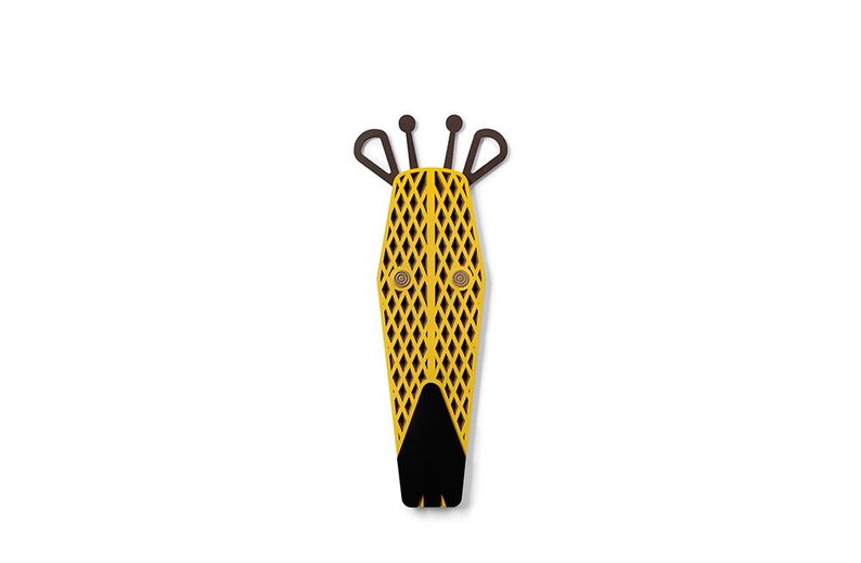 K&ouml;nnte beinhalten: Eine gelbe und schwarze Giraffenmaske mit geometrischem Muster. Die Maske hat zwei kleine braune Kreise f&uuml;r die Augen und eine schwarze Nase.