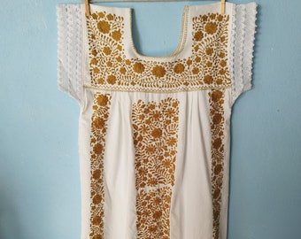 Vestido floral mexicano .TEHUACAN. vestido crudo con bordados beige. S-M. bordado a mano. vestido bata estilo bohemio. algodón orgánico