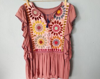 Blusa mexicana bordada. ROCOCO. palo de rosa. talla M-L. blusa con volantes. túnica de algodón. estilo bohemio. blusa vintage. top rosado