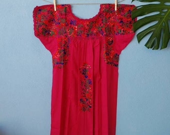Vestido mexicano floral. SAN ANTONINO. vestido fucsia con bordados multicolor. talla S. vestido bohemio largo. hilo de seda. vestido premamá