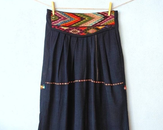 Embroidered indigo blue vintage bohemian skirt. Ethnic skirt from Guatemala. Cotton midi skirt with wide waist and hidden pocket. size L