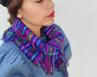 Foulard infini multicolore avec franges en macramé. faux col multicolore. écharpe bohème arc-en-ciel. Foulard ethnique violet. écharpe pour femme