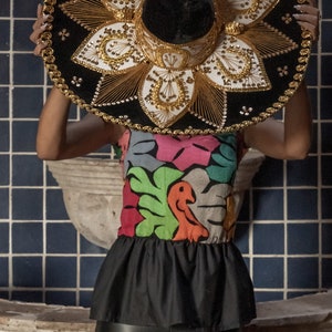 blusa mexicana bordada. JALAPA. top floral. blusa con volantes. blusa de tirantes. blusa elegante bordada. blusa negra lazos. Frida Kahlo imagen 7