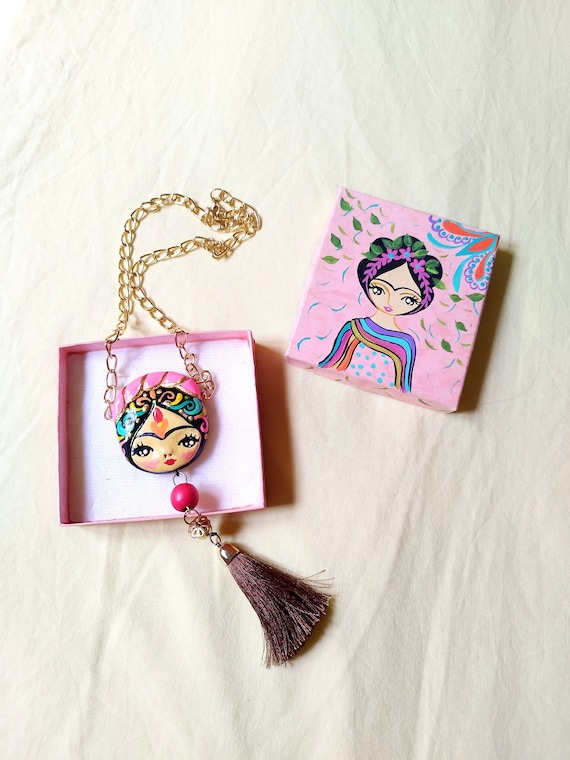 FRIDA KAHLO pending necklace and golden chain  for women jewelry, gift box handmade painted, gift for artist, frida kahlo gifts