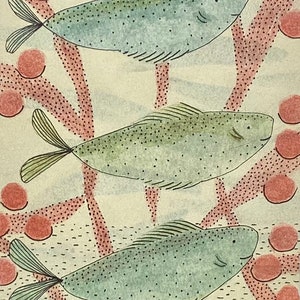 Può includere: Un dipinto ad acquerello di tre pesci blu-verdi che nuotano in una barriera corallina. I pesci hanno un aspetto stilizzato e da cartone animato. Il corale è rappresentato in tonalità di rosa e rosso.