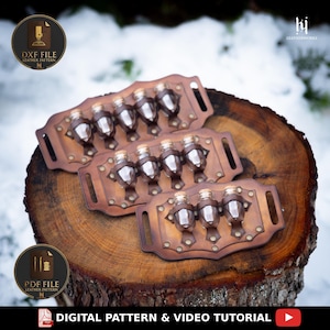 Może przedstawiać: Trzy brązowe skórzane wzory pasów na mikstury, każdy z pięcioma szklanymi fiolkami z korkami. Pasy są ozdobione nitami i są prezentowane na drewnianej powierzchni. Obraz zawiera tekst "DXF FILE LEATHER PATTERN" i "PDF FILE LEATHER PATTERN".