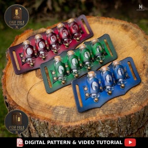 Może przedstawiać: Trzy skórzane uchwyty na mikstury w kolorze czerwonym, zielonym i niebieskim, każdy z trzema szklanymi fiolkami z korkami. Uchwyty znajdują się na drewnianej powierzchni. Obraz zawiera tekst "DXF FILE LEATHER PATTERN" i "PDF FILE LEATHER PATTERN". Widoczny jest również tekst "DIGITAL PATTERN & VIDEO TUTORIAL".