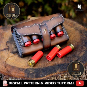 Puede incluir: Un estuche de cuero marrón para cartuchos de escopeta con cartuchos rojos y de latón. El estuche tiene una solapa con cierre de botón a presión y está cosido con hilo blanco. La imagen incluye el texto "PDF FILE LEATHER PATTERN" y "DXF FILE LEATHER PATTERN" y "DIGITAL PATTERN & VIDEO TUTORIAL".
