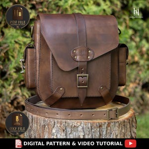 Könnte beinhalten: Eine braune Ledertasche mit Klappenverschluss, Schnalle und verstellbarem Riemen. Die Tasche hat Seitentaschen und wird auf einem Baumstumpf präsentiert. Der Text "DIGITAL PATTERN & VIDEO TUTORIAL" ist sichtbar.