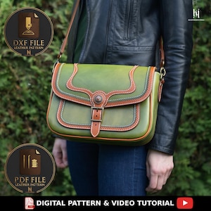 Könnte beinhalten: Grüne Leder-Umhängetasche mit braunen Zierleisten und weißen Nähten. Die Tasche hat einen dekorativen Metallverschluss und einen braunen Lederriemen. Das Bild enthält auch den Text "DXF FILE LEATHER PATTERN" und "PDF FILE LEATHER PATTERN" und "DIGITAL PATTERN & VIDEO TUTORIAL".