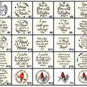 K&ouml;nnte beinhalten: Ein Set aus 25 runden, cremefarbenen Holz-Ornamenten mit schwarzem Text und Bildern. Jedes Ornament zeigt ein anderes Zitat &uuml;ber Liebe, Verlust und Erinnerung. Die Ornamente sind von 1 bis 25 nummeriert.