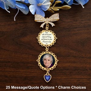 Könnte beinhalten: Eine goldfarbene Gedenkbrosche mit einer strassbesetzten Schleife, einem runden Anhänger mit dem Text Here with you on your Special Day and forever in your Heart to stay, einem runden Fotoanhänger einer Person und einem blauen Herzanhänger.