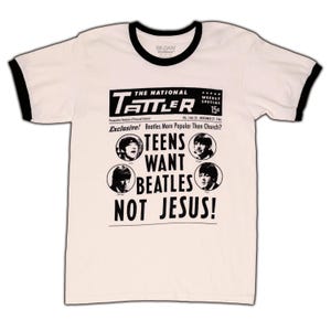 Może przedstawiać: Kremowa koszulka z czarnymi wykończeniami, z grafiką w stylu gazety. Grafika zawiera tekst "THE NATIONAL TATTLER" i nagł&oacute;wek "TEENS WANT BEATLES NOT JESUS!" ze zdjęciami The Beatles.