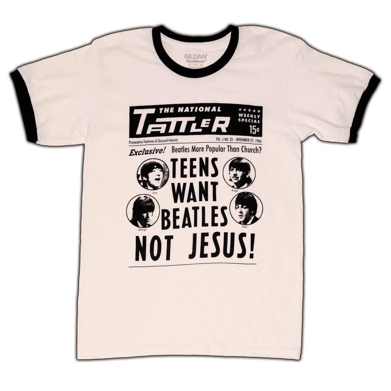Może przedstawiać: Kremowa koszulka z czarnymi wykończeniami, z grafiką w stylu gazety. Grafika zawiera tekst "THE NATIONAL TATTLER" i nagł&oacute;wek "TEENS WANT BEATLES NOT JESUS!" ze zdjęciami The Beatles.