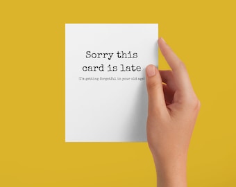 Op de afbeelding: Een witte kaart met zwarte tekst die luidt: "Sorry, deze kaart is te laat (Ik word vergeetachtig in jouw oude dag)"
