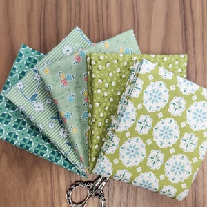 Bee Vintage- Fat Quarter Bundle (5 Alpine/Leaf/Lettuce Fabrics) by Lori Holt for Riley Blake Designs