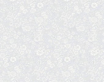 Könnte beinhalten: Ein weißes Blumenmuster auf hellblauem Hintergrund. Das Muster ist ein sich wiederholendes Design aus kleinen Blumen und Blättern.