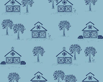 Peut inclure: Un motif de tissu de ferme bleu et blanc avec un motif répété d'une grange avec un bloc de courtepointe en étoile, un arbre et un petit oiseau. Le fond est de couleur bleu clair.