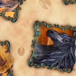Op de afbeelding: Een zwart paard met een lange manen en staart is ingelijst in een decoratief, versierd gouden en turquoise frame. De achtergrond is lichtbruin met een bruine hoefijzerprint.